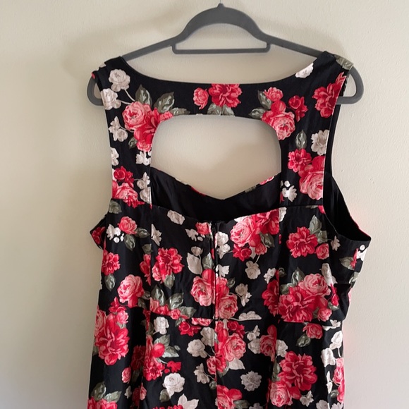Floral Sleeveless Dress - Black and Red - Picture 3 of 4